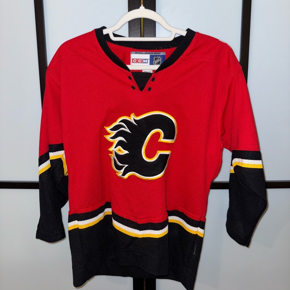 CCM Calgary Flames Hockey Jersey - Youth L/XL